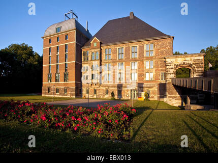 Horst Burg im Abendlicht, Gelsenkirchen, Ruhrgebiet, Nordrhein-Westfalen, Deutschland Stockfoto