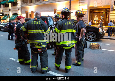 FDNY & NYPD-Szene, Überschlag Unfall W 44th St., Manhattan, 16. Oktober 2014. Stockfoto