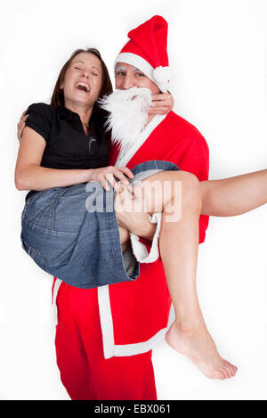 St. Claus mit lachenden Frau in seine Arme Stockfoto