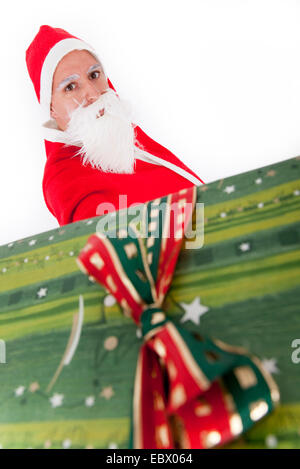 Santa Claus mit Weihnachtsgeschenk Stockfoto