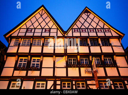 zwei Fachwerkhäuser im alten Stadt Soest in der Abenddämmerung, Deutschland, Nordrhein-Westfalen, Soest Stockfoto