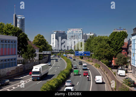 Autobahn A40 mit Gebäuden von Evonik, Deutschland, Nordrhein-Westfalen, Ruhrgebiet, Essen Stockfoto