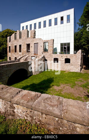 "Situation Kunst" in den Ruinen von Weitmar Castel mit neuen "Kubus", Deutschland, Nordrhein-Westfalen, Ruhrgebiet, Bochum Stockfoto