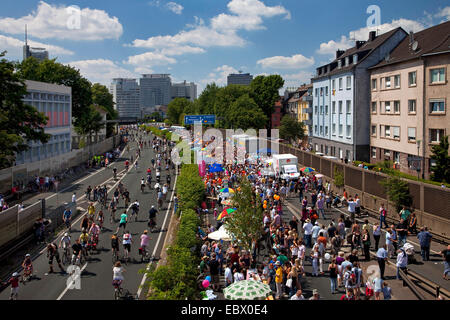 Menschen Sie auf der Veranstaltung "Still-Leben Ruhrschnellweg" auf der Autobahn A 40, Deutschland, Nordrhein-Westfalen, Ruhrgebiet, Essen Stockfoto