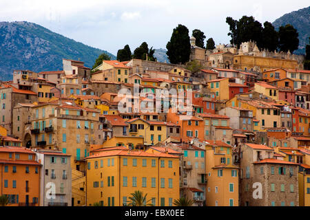 Blick aufs Meer von Häusern an einem Berghang, Frankreich, Menton Stockfoto