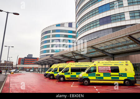 NHS Krankenwagen warten außerhalb der QE Hospital Birmingham Unfall- und Notfall-Abteilung oder A&E Abt. West Midlands Krankenwagen. Stockfoto