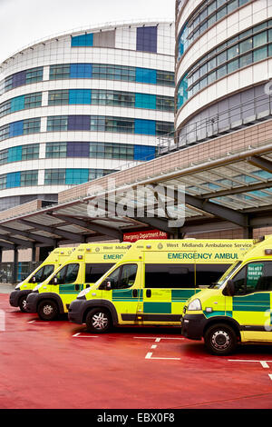 NHS Krankenwagen warten außerhalb der QE Hospital Birmingham Unfall- und Notfall-Abteilung oder A&E Abt. West Midlands Krankenwagen. Stockfoto