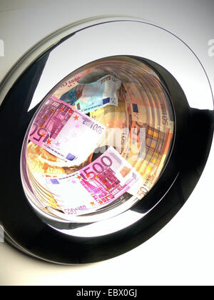 symbolisches Bild Geldwäsche, Banknoten in der Waschmaschine Stockfoto
