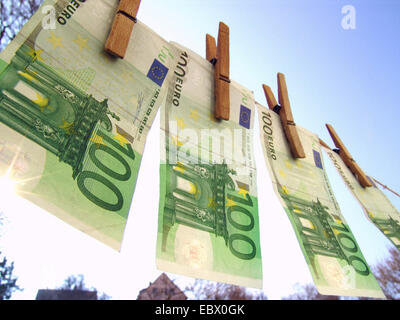 symbolisches Bild Geldwäsche, Banknoten auf einer Wäscheleine Stockfoto