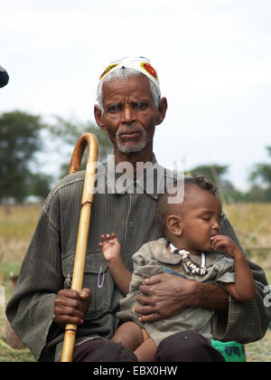 Alter Mann mit Kind in Uganda, Uganda Stockfoto