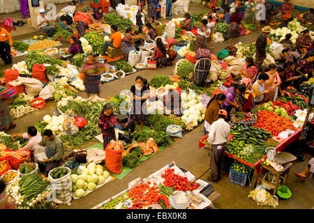 Lokale Anbieter in ungewöhnlichen Birdseye Blickwinkel von oben mit Bewegungsunschärfe in bunt bedruckte Kleidung in Frucht-Einkaufszentrum am Markttag, Guatemala, Chichicastenango Stockfoto