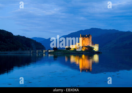 Eileen Donan Castle in westlichen Dornie mit Reflexionen über noch schönen Gewässern bei Dämmerung, Großbritannien, Schottland Stockfoto
