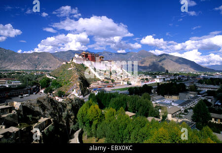 Potala-Palast auf Bergkette, die Heimat des Dalai Lama, China, Tibet, Lhasa Stockfoto