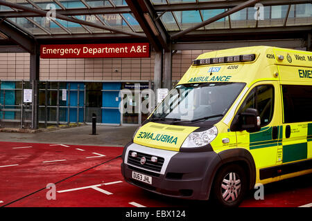 NHS Krankenwagen warten außerhalb der QE Hospital Birmingham Unfall- und Notfall-Abteilung oder A&E Abt. West Midlands Krankenwagen. Stockfoto