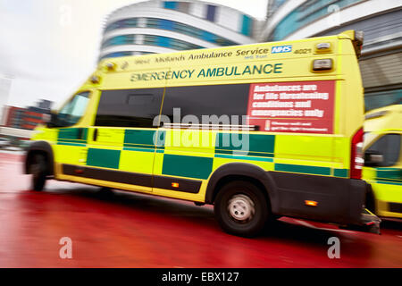 NHS Krankenwagen warten außerhalb der QE Hospital Birmingham Unfall- und Notfall-Abteilung oder A&E Abt. West Midlands Krankenwagen. Stockfoto