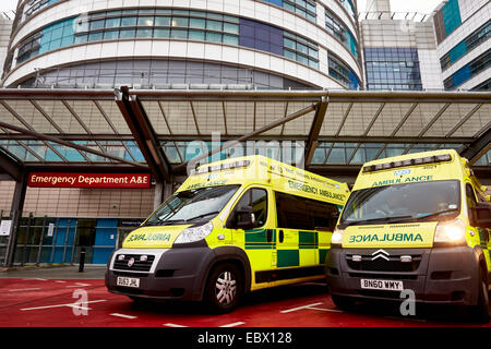 NHS Krankenwagen warten außerhalb der QE Hospital Birmingham Unfall- und Notfall-Abteilung oder A&E Abt. West Midlands Krankenwagen. Stockfoto