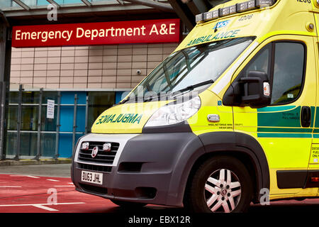 NHS Krankenwagen warten außerhalb der QE Hospital Birmingham Unfall- und Notfall-Abteilung oder A&E Abt. West Midlands Krankenwagen. Stockfoto