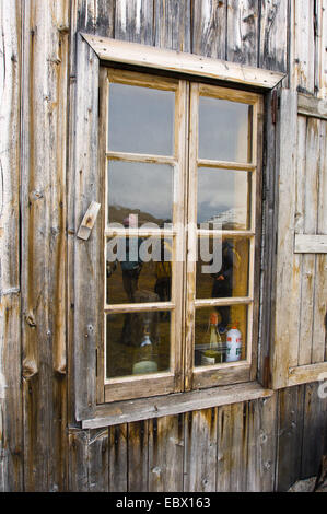 Touristen, reflektiert in einem Fenster Blomstandhalvoya oder New York London historische Stätte Inselgruppe Svalbard, Norwegen, Svalbard Stockfoto