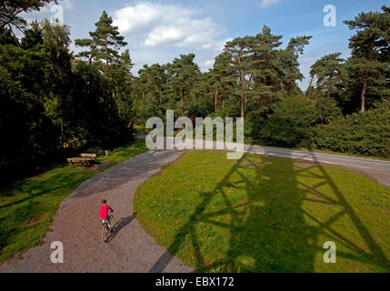 Schatten des neuen Feuerturm auf dem Rennberg mit Biker, Deutschland, North Rhine-Westphalia, Haltern am See Stockfoto