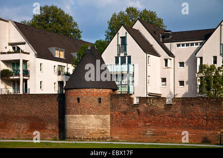 alte Stadtmauer mit neu gebauten Häuser am Innenhafen, Duisburg, Ruhrgebiet, Nordrhein-Westfalen, Deutschland Stockfoto