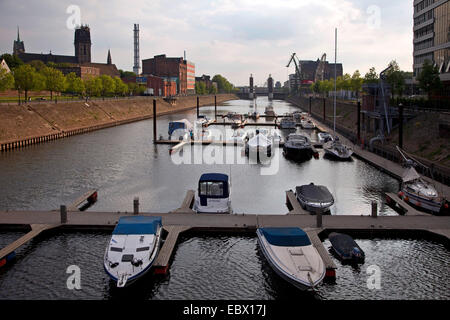 Sportboote im Yachthafen am inneren Hafen Duisburg, Duisburg, Ruhrgebiet, Nordrhein-Westfalen, Deutschland Stockfoto