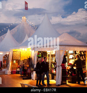 Verkaufsstände an Zeltfestival Ruhr am Kemnader See, Kemnader See, Deutschland, Nordrhein-Westfalen, Ruhrgebiet, Bochum Stockfoto