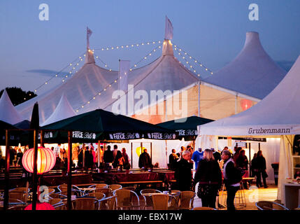 Verkaufsstände an Zeltfestival Ruhr am Kemnader See, Kemnader See, Deutschland, Nordrhein-Westfalen, Ruhrgebiet, Bochum Stockfoto