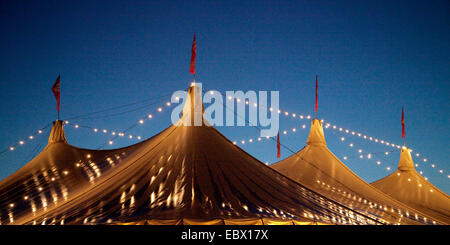 Zeltfestival Ruhr, Musik-Event am Kemnader See, Kemnader See in der blauen Stunde, Bochum, Ruhrgebiet, Nordrhein-Westfalen, Deutschland Stockfoto