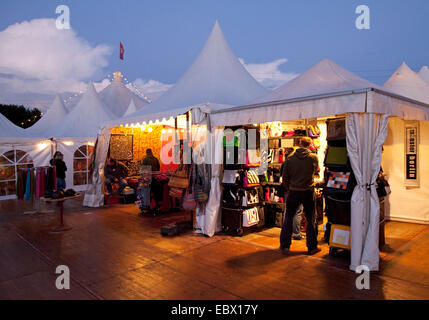 Verkaufsstände an Zeltfestival Ruhr am Kemnader See, Kemnader See, Deutschland, Nordrhein-Westfalen, Ruhrgebiet, Bochum Stockfoto