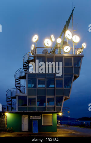 Licht-Event "Ruhrlights Twilight Zone" am Regatta-Turm See Baldeney, Baldenysee, Deutschland, Nordrhein-Westfalen, Ruhrgebiet, Essen Stockfoto