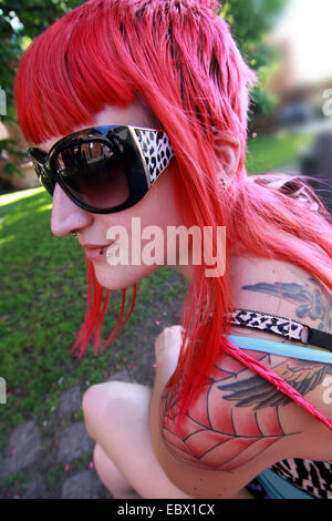 junge tätowierte rothaarige Frau mit Sonnenbrille, Deutschland, Schleswig-Holstein, Lübeck Stockfoto