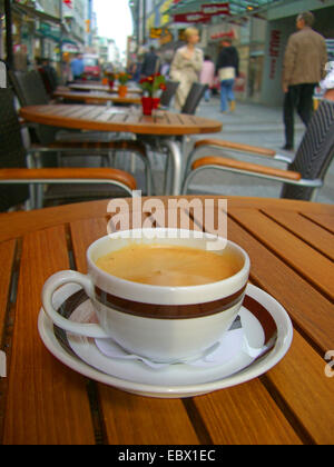 Kaffeetasse auf Tisch Straßencafé, Deutschland, Nordrhein-Westfalen, Köln Stockfoto