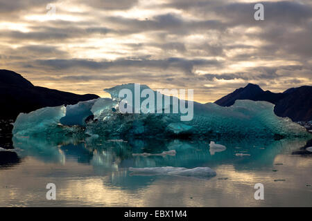 seltsam geformte Eisberg im Lichte der Mitternachtssonne, Norwegen, Svalbard, Kongsfjords, Ny-Alesund Stockfoto