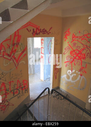 Blick in eine verlassene Wohnung von einer Treppe mit Graffitis an der Wand in einer heruntergekommenen Siedlung, Deutschland, Mecklenburg-Vorpommern, Magdeburg Stockfoto