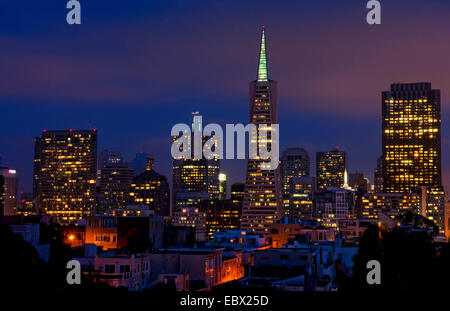 Stadt von San Francisco in der Nacht vom Coit Tower auf dem Telegraph Hill, USA, Kalifornien, San Francisco Stockfoto