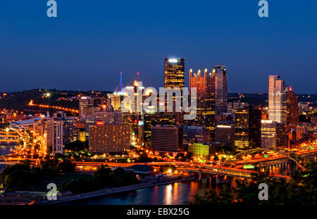 Pittsburgh und Three Rivers in der Nacht entnommen Mt Washington, USA, Pennsylvania, Pittsburgh Stockfoto