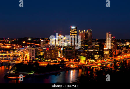 Pittsburgh und Three Rivers in der Nacht entnommen Mt Washington, USA, Pennsylvania, Pittsburgh Stockfoto