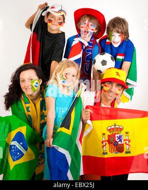 Vater mit Kindern als Fußball-Fans zur WM 2010 mit verschiedenen Flaggen Stockfoto