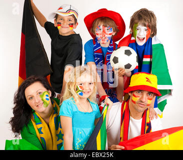 Vater mit Kindern als Fußball-Fans zur WM 2010 mit verschiedenen Flaggen Stockfoto