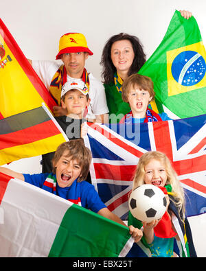 Vater mit Kindern als Fußball-Fans zur WM 2010 mit Spanisch, Deutsch, Brasilianisch, Englisch und südafrikanische Flagge Stockfoto