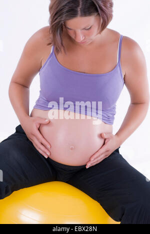 Schwangere Frau auf Fit ball Stockfoto