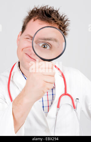 Arzt mit Lupe Stockfoto