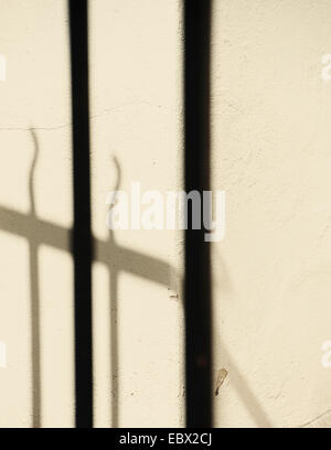 Nahaufnahme von schmiedeeisernen Tor und Schatten an Wand Stockfoto