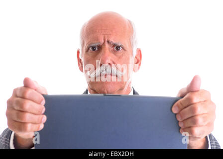 durchdachte alte Geschäftsmann mit einem laptop Stockfoto