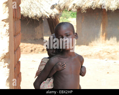 zwei kleine Kinder auf den Flüchtling Lager für intern Vertriebene in Nord-Uganda um Gulu, einfachen Lehmhaus im Hintergrund, Uganda, Gulu Stockfoto