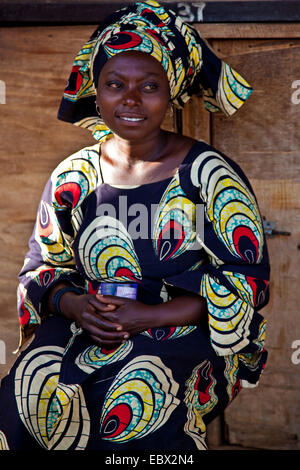 junge Frau in traditioneller Kleidung, Ruanda, Nyamirambo, Kigali Stockfoto