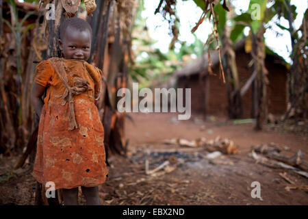 kleines Mädchen stand vor Bananenpflanze, Burundi, Karuzi, Buhiga Stockfoto