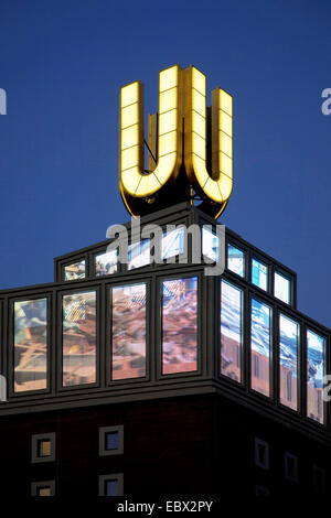 Logo der Dortmunder Union Brauerei, Dortmunder Union-Brauerei, auf dem Dach des Europäischen Zentrums für die Kreativwirtschaft zur blauen Stunde, Dortmund, Ruhrgebiet, Nordrhein-Westfalen, Deutschland Stockfoto