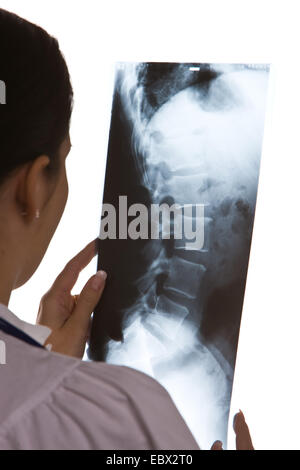 Ärztin in der Klinik mit Röntgenbild Stockfoto