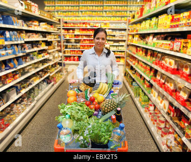 junge Frau im Supermarkt kauft Lebensmittel Stockfoto